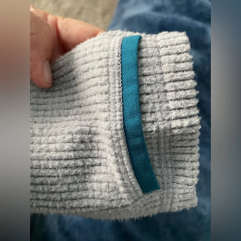 LLBean woman’s fleece pullover with pockets!! - Picture 6 of 7